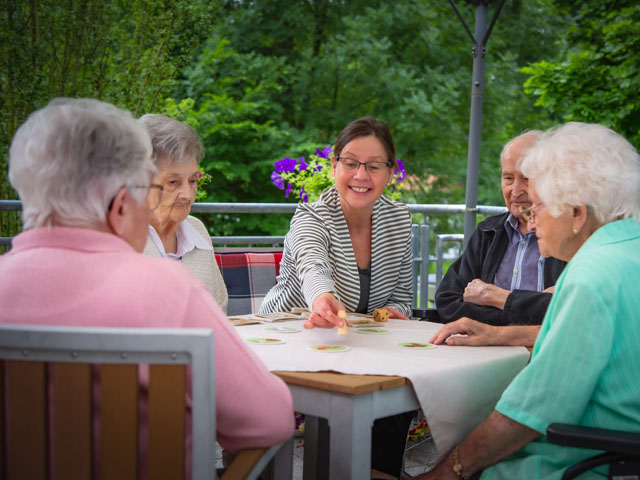 Gemeinsame Brettspiele im Altenheim Aachen